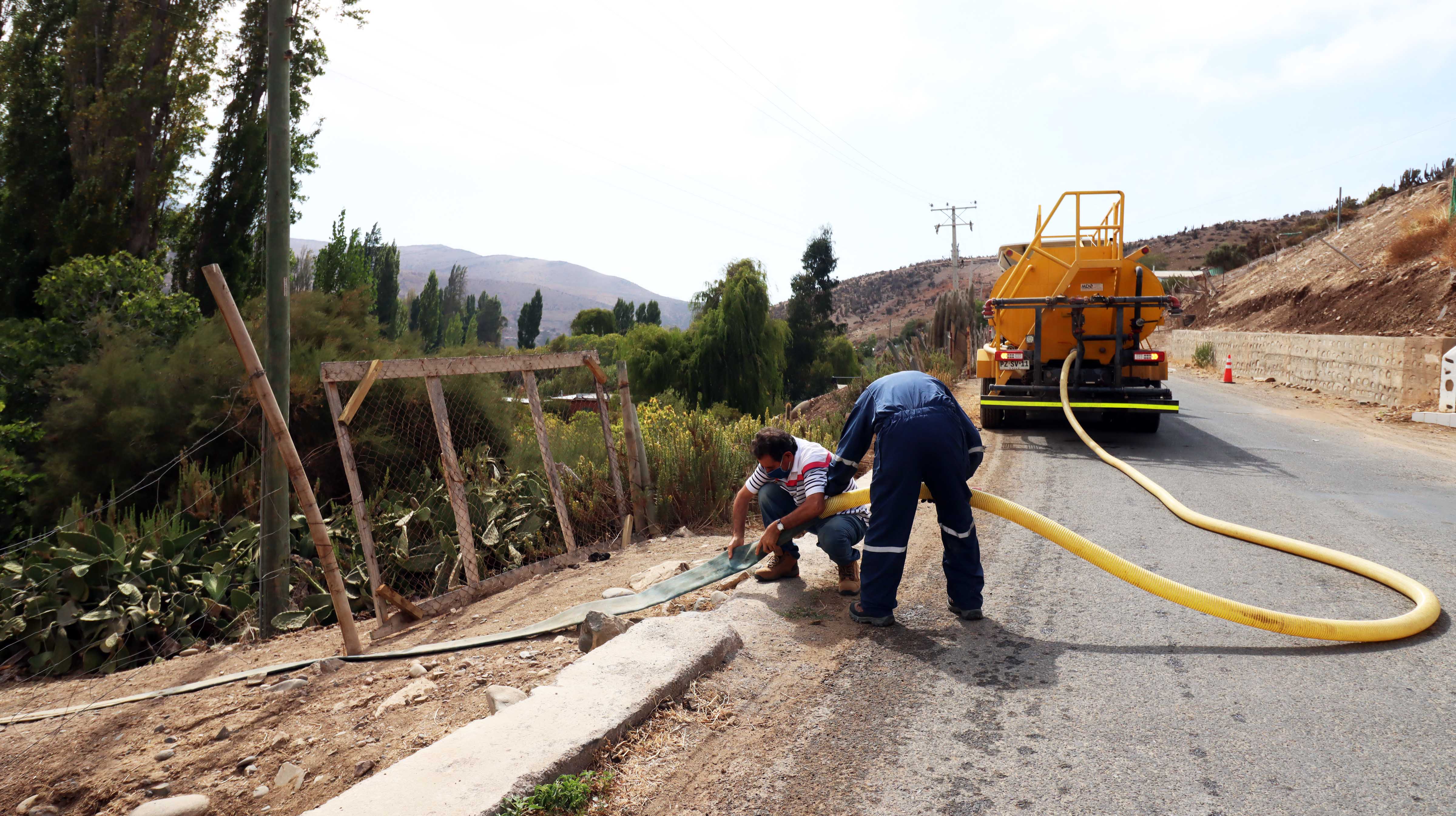 entrega de agua en camion aljibe